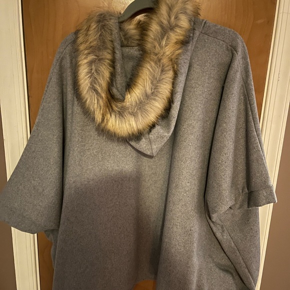 New W/O Tag Faux Fur Poncho - Picture 2 of 2